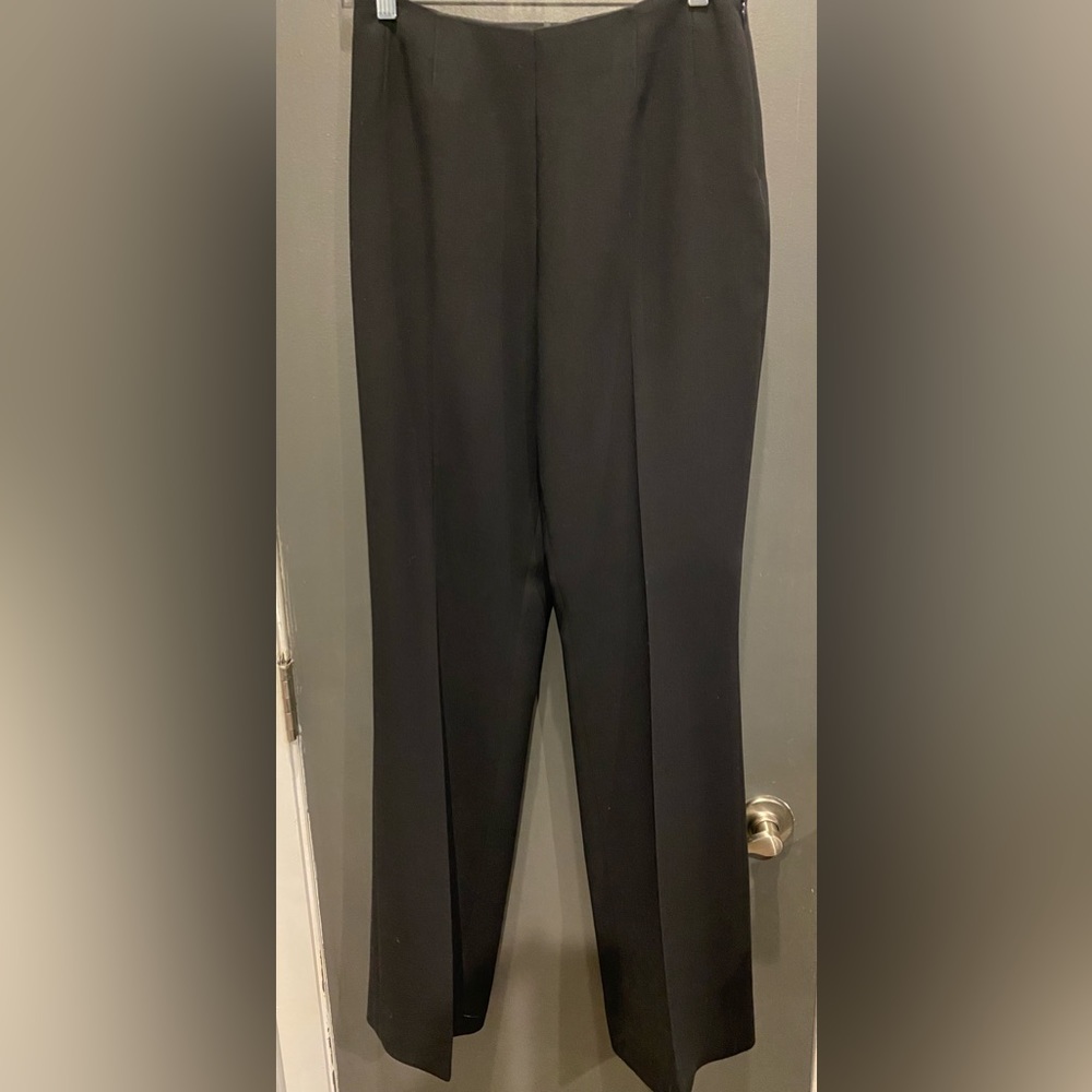 Beautiful AKRIS pants. Side zip. Stretch in fabric.Straight legs. Beautiful.